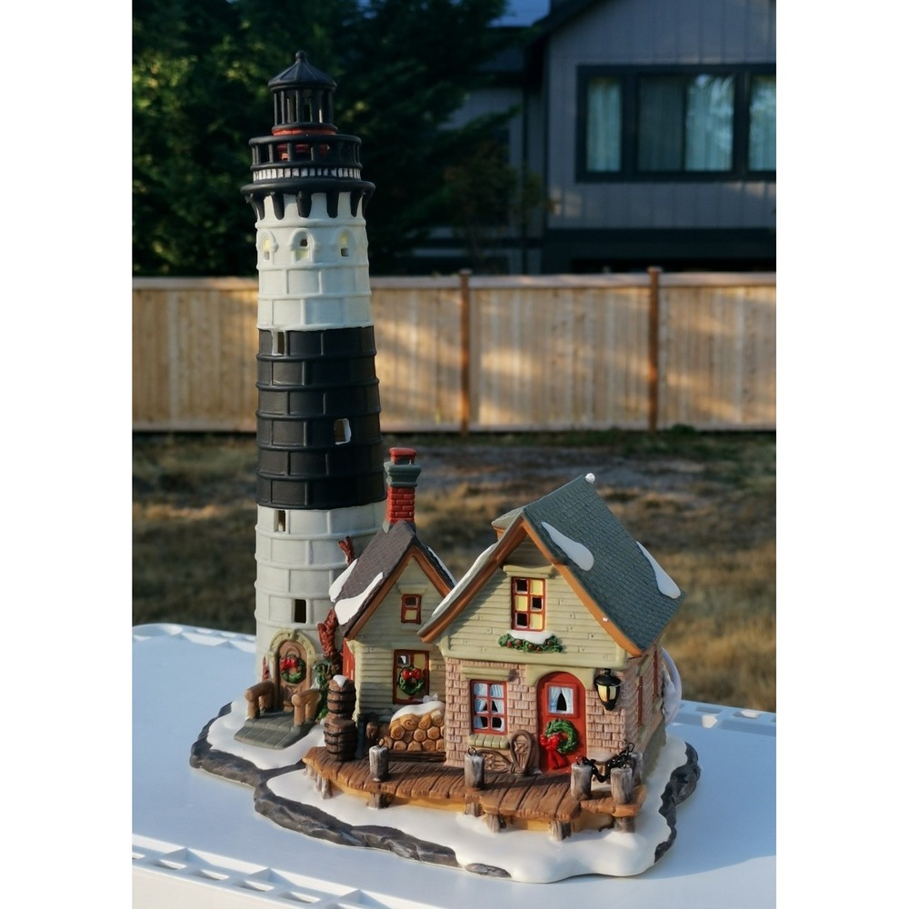 SANTA'S WORKBENCH  Fort  Augustus Lighthouse Lights Up 2002 Christmas H 12.5" in